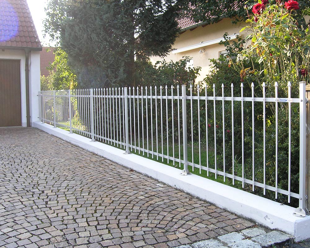 Der Zaun RIVA aus dem edelen Material Aluminium dient zur Grundstücksabgrenzung
